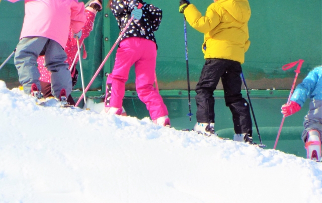 スキー教室で遊ぶ