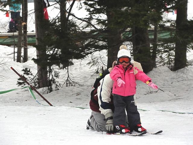 スキー練習中の親子